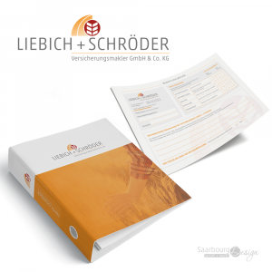 Darstellung von Ordner und Fragebogen der Versicherungsmakler Liebich + Schröder
