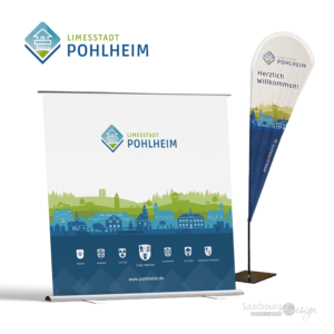 Darstellung eines RollUps und einer Beachflag der Stadt Pohlheim