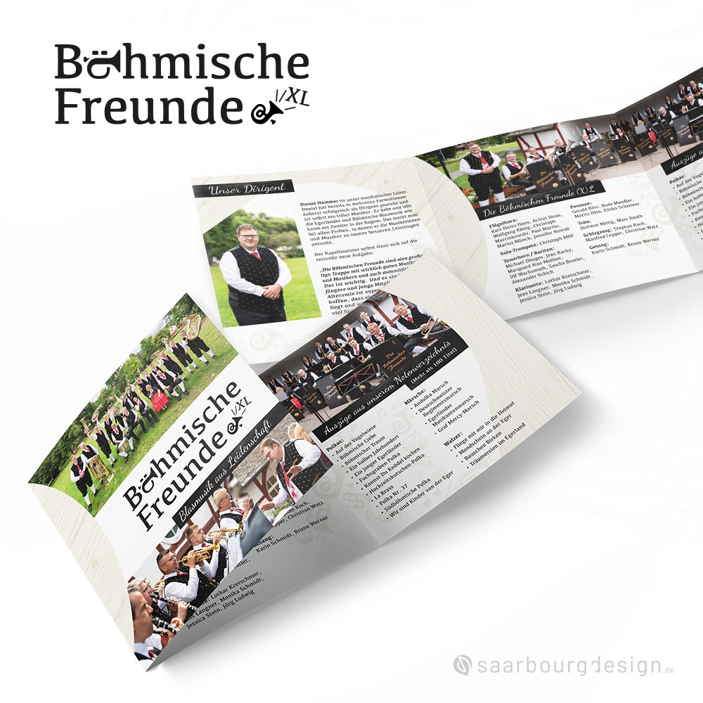 Infoflyer des Blasmusikprojekts Böhmische Freunde XL mit Ensemblefotos, Dirigentenporträt und Konzertinformationen