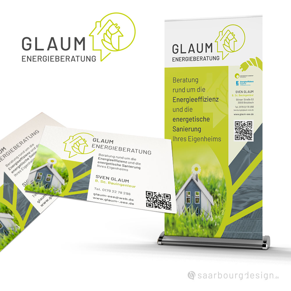 Roll-up-Display und Visitenkarten der Glaum Energieberatung mit grünen Designelementen