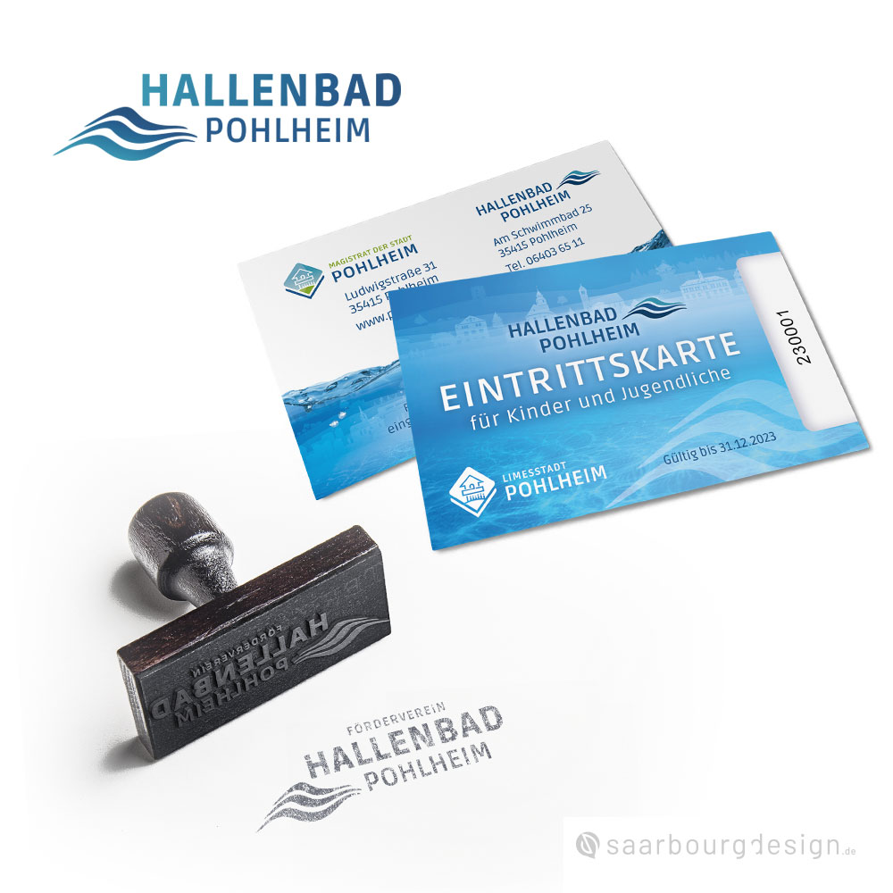 Eintrittskarten für das Hallenbad Pohlheim und ein Holzstempel mit Logo