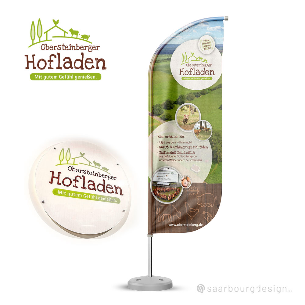 Rundes Schild und Beachflag mit Logo des Obersteinberger Hofladens