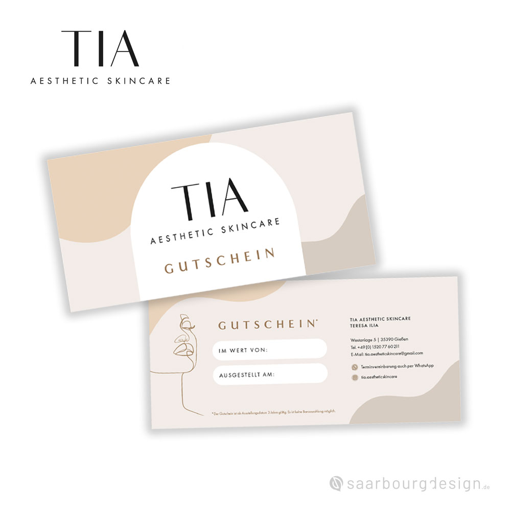 Zweiseitiger Geschenkgutschein von TIA Aesthetic Skincare in elegantem Design